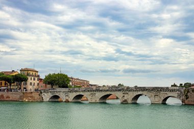 İtalya 'nın Rimini kentinde Tiberius köprüsü