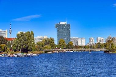 Viyana ve Tuna Nehri 'nin ufuk çizgisi, sonbahar mevsimi, Avusturya