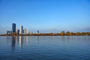 Viyana ve mavi Donau nehri, sonbahar mevsimi manzarası