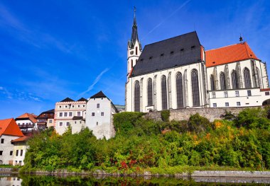 Tarihi şehir merkezindeki Aziz Vitus Kilisesi. Vltava Nehri 'nden görüntü. Cesky Krumlov, Çek Cumhuriyeti.