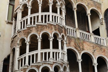 Scala Contarini del Bovolo (Palazzo Contarini del Bovolo) cephe müfrezesi, sarmal merdivenler, Venedik, İtalya.