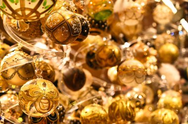 Altın Noel süsleri, yeni yıl tatili geçmişi.