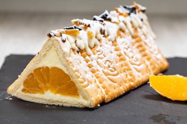 Portakal dilimli sade turuncu kek.