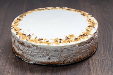 Cevizli havuçlu kek, kuru erik ve ahşap arka planda kurutulmuş kayısı..