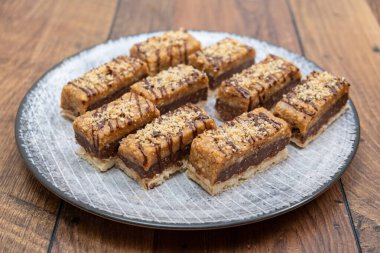 Tabakta cevizli çikolatalı kek. Fındıklı, fındıklı, bademli, karamel çikolatalı tart..