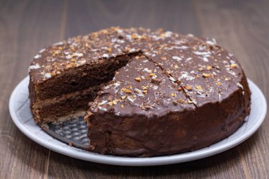 Masada lezzetli ev yapımı çikolatalı pasta var.