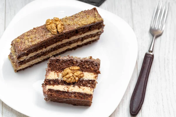 Сладкий Ореховый Десерт Шоколадный Торт Кусочек Торта Белой Тарелке Орехом — стоковое фото