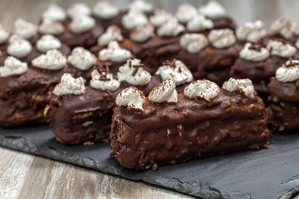 Çikolatayla Kaplı Kadın Parmakları Sünger Bisküvileri — Stok fotoğraf