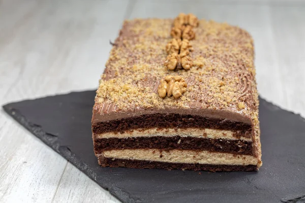 Свежеприготовленный Шоколадный Торт Грецкими Орехами — стоковое фото