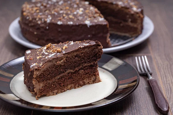 Тарелка Ломтиком Вкусного Домашнего Шоколадного Торта Столе — стоковое фото