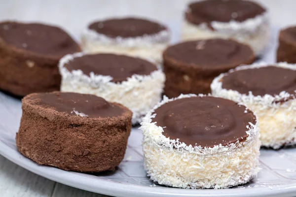 Chocolade Snoepjes Met Melk Kokosvulling Kokoschips — Stockfoto