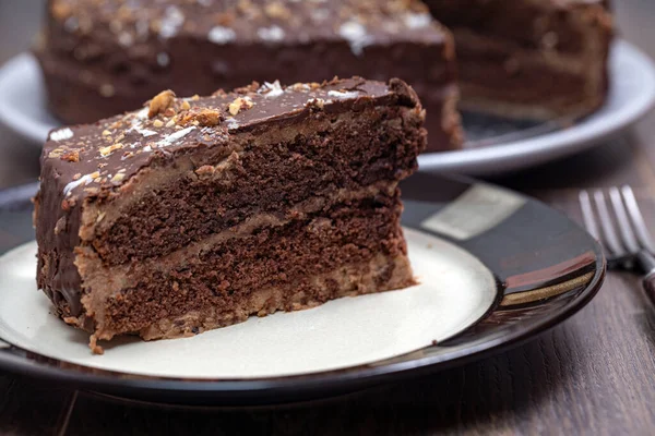 Тарілка Скибочкою Смачного Домашнього Шоколадного Торта Столі — стокове фото
