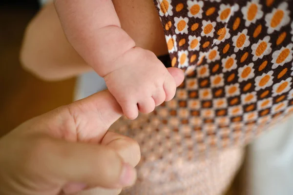 Nyfött Barn Som Håller Pappor Som Hittare Närbild Liten Hand Stockfoto