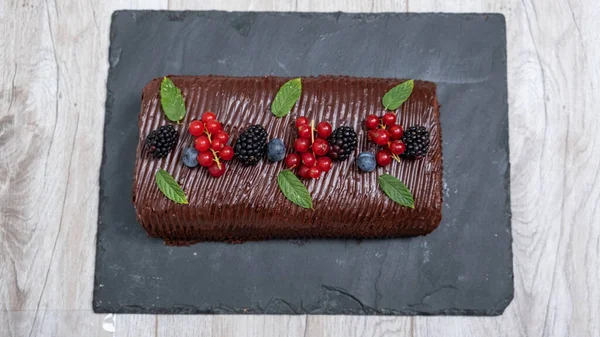 Zelfgemaakte Chocolade Fruit Roll Cake Stockfoto
