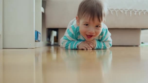 Pełzanie Śmieszne Chłopca Pomieszczeniu Domu — Wideo stockowe