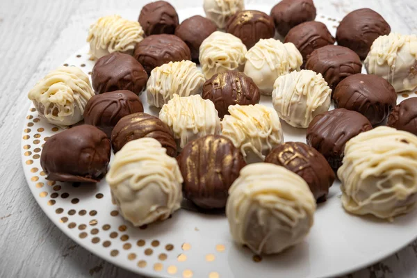 Čokoládové Lanýže Talíři Bílém Stole Domácí — Stock fotografie