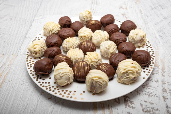 Pralin Bonbonları Çikolatalı Trüf Mantarı Beyaz Masada Tabakta Delisi — Stok fotoğraf