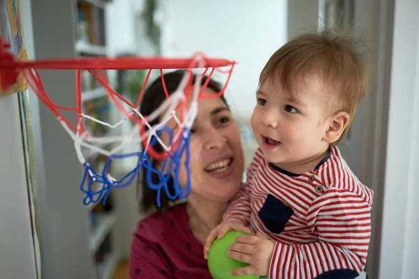 Schattige Gelukkige Baby Jongen Spelen Met Basketbal Met Mam Stockafbeelding