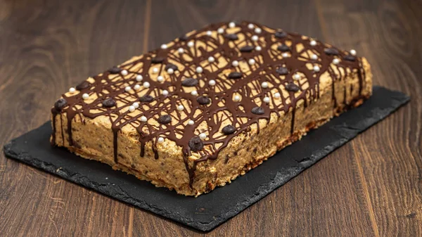 Tahta Masada Fındık Kremalı Çikolatalı Pasta Tabakta Bir Parça Kek Telifsiz Stok Fotoğraflar
