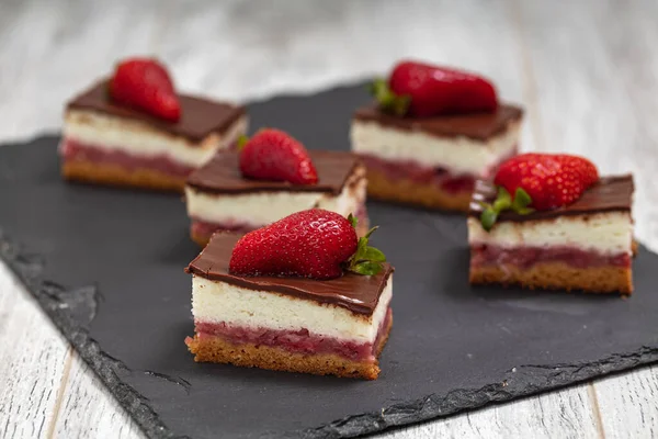 Een Stuk Chocolade Vanille Cake Met Aardbeien Stockfoto