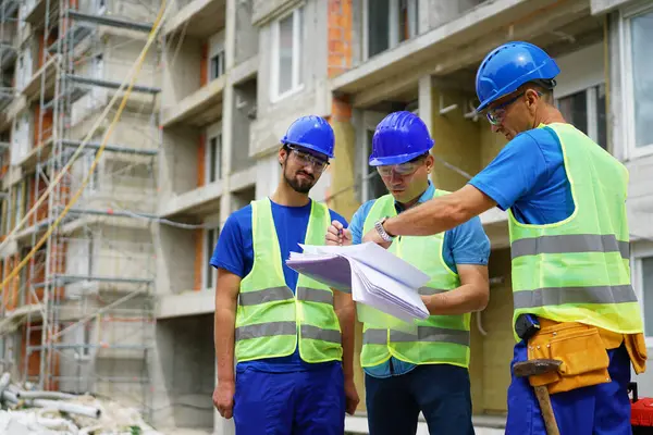 İnşaat işçileri inşaat alanında çalışıyor.                               