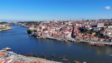 Porto, Portekiz şehir manzarası Douro Nehri üzerinde