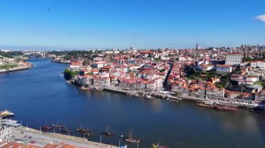 Porto, Portekiz şehir manzarası Douro Nehri üzerinde