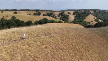 Sırbistan 'da Deliblato Sands' i ziyaret eden kadın turist