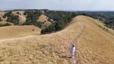 Sırbistan 'da Deliblato Sands' i ziyaret eden kadın turist
