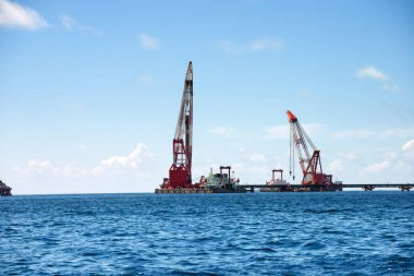 Yeni köprüyü inşa ediyorum. İnşaat alanı.