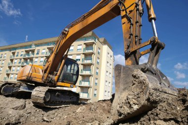 Güneşli bir günde inşaat alanında kazıcı