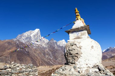 Renkli dua eden bayraklarıyla budist bir budist, Himalaya dağları