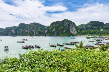 THAILAND, KOH PHI PHI, Ekim 2015. Maya Körfezi sahilinde geleneksel Tayland ahşap tekneleri