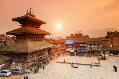 NEPAL, KATHMANDU, 13. Bhaktapur 'da Kasım 2011.Gün batımı, Katmandu şehrinin eski bir parçası, insanlar sokaklarda yürüyor.
