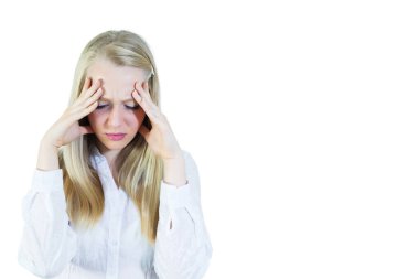 Beyaz arka planda başı öne eğilmiş genç bir kadın görülüyor.