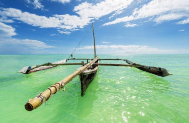 Hint okyanusunun yeşil sularında geleneksel balıkçı teknesi.