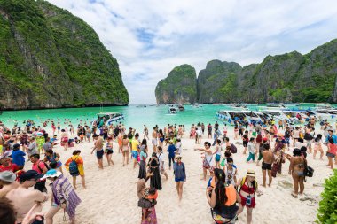 THAILAND, PHI PHI ADLAND, 28.EKİM 2015. Turistler Maya Körfezi plajında ve lagünün turkuaz suyunun tadını çıkarıyorlar.