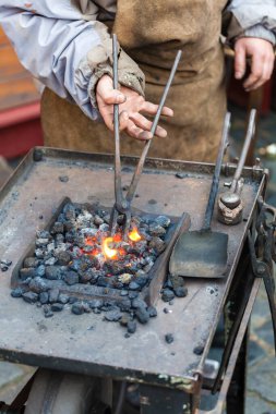 Ortaçağ geleneği içinde işte demirci