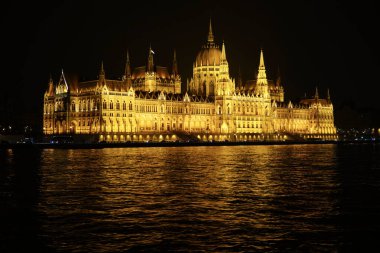 Gece Budapeşte 'de parlamento binası, hungary