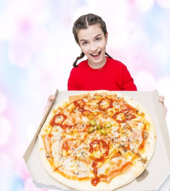 Gülümseyen kız renkli arka planda açık kutuda büyük bir pizza tutuyor.