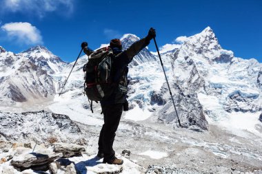 Uzun yürüyüşe çıkan kimse Trek Manaslu bölge, Nepal Himalayalar,