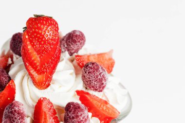 Camda servis edilen dondurma ve meyveler.