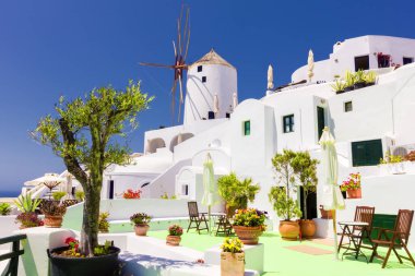 Akdeniz 'deki güzel Yunan adasındaki eski yel değirmeni. Beyaz evleri, kiliseleri ve manastırları var. Otantik Yunan kültürü.