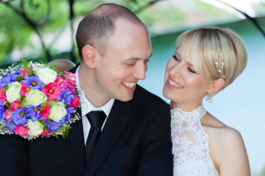 Mutlu gelin ve damat parkta eğleniyor..