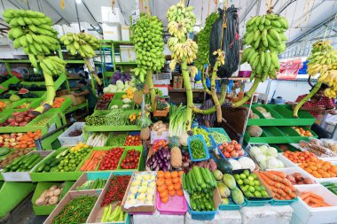 Tayland pazarında taze renkli organik sebzeler