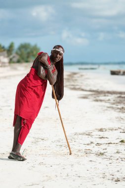 Masai adam dışarıda poz veriyor. Kameraya bakıyor.