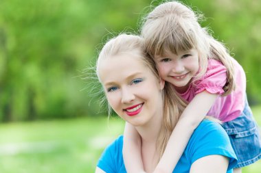 Parktaki iki kız kardeşin portresi.