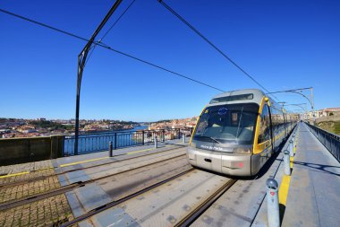 Porto Metro treni Douro Nehri üzerinden Dom Luis 1 Köprüsü 'nü geçer. Tren, Vila Nova da Gaia 'dan Porto şehrine, Douro Nehri' nin karşısına geçiyor. PORTO, PORTUGAL, Mart 2015