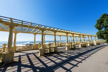 Portekiz, Porto sahilinde deniz önü ve mimari klasik sütun.