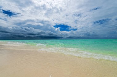 Güzel sahil ve mavi gökyüzü ile tropikal beyaz kum